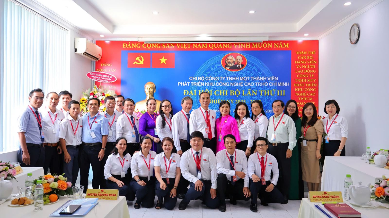 Các đồng chí lãnh đạo cùng tập thể Chi bộ SHTPCo chụp hình lưu niệm tại Đại hội